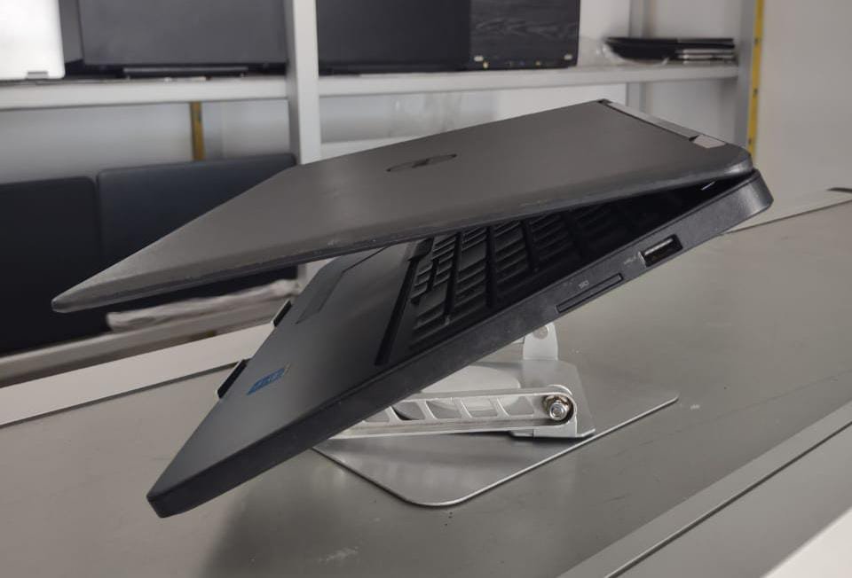 Vignette 3 : *Dell Latitude E5550 corei5 très clean, Pc très résistant et Ultra-performant