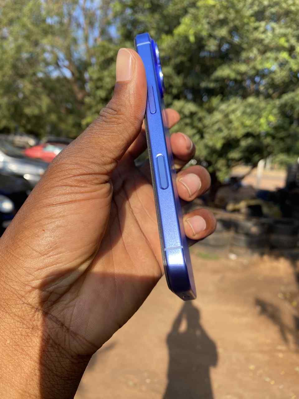Vignette 2 : iPhone 16 Bleu